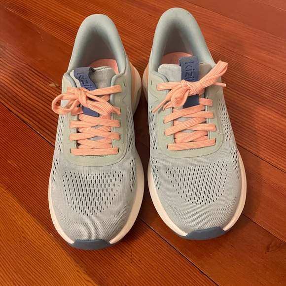 Kizik hands free sneakers. Mint green and pink sneakers. Slide on sneakers. - Picture 4 of 9